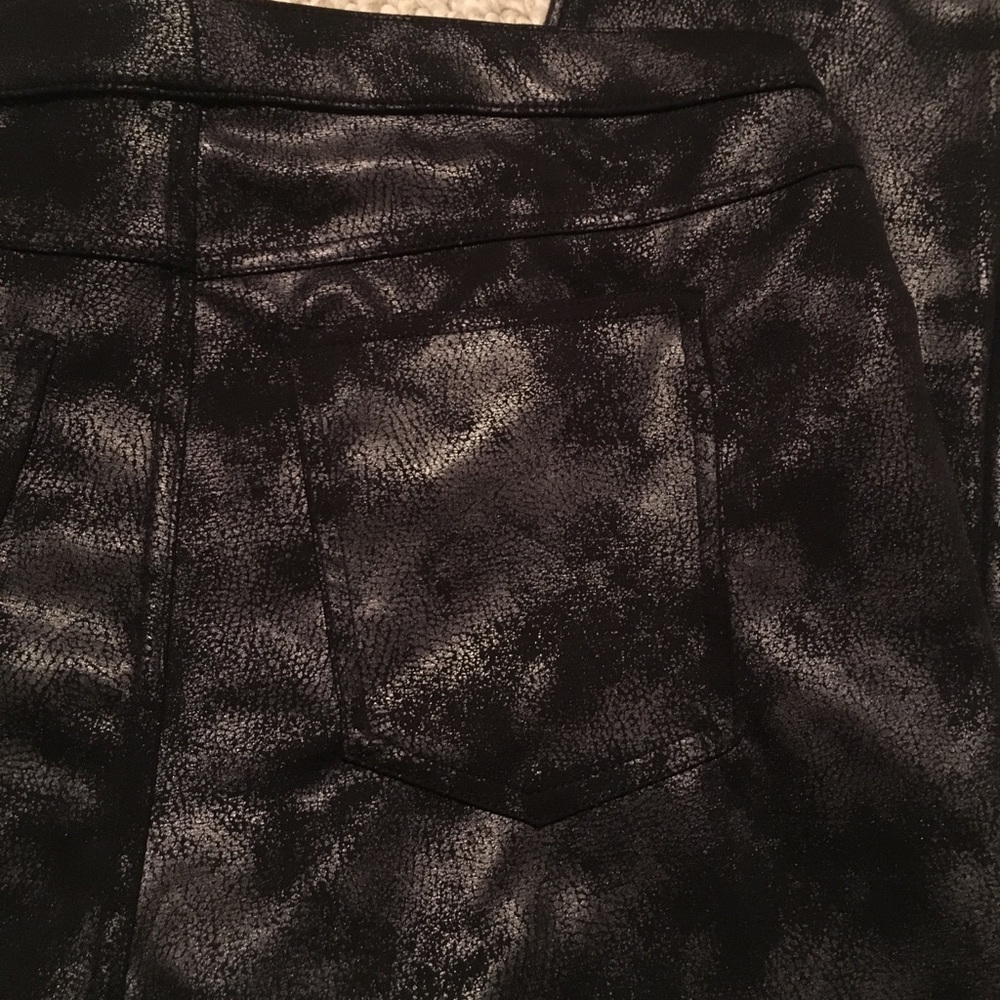 Hue sizes S,M & L metallic black leggings NWT - Picture 6 of 7